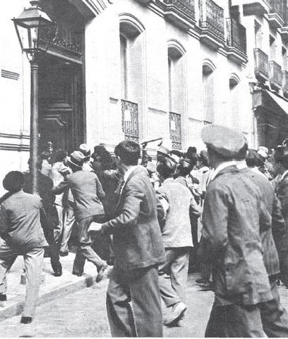 Altercado a las puertas de la institución.