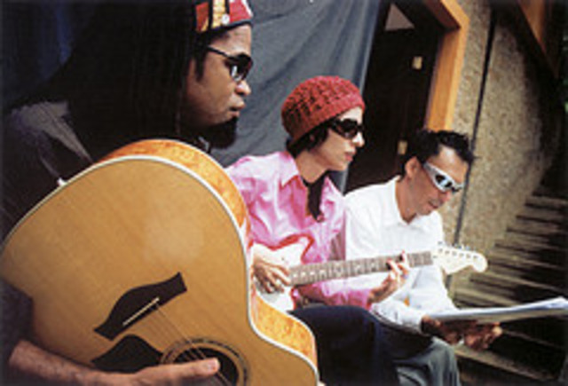 Sexto álbum com Arnaldo Antúnez e Carlinhos Brown.