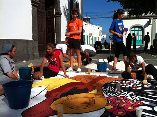 PARTICIPA EN LA REALIZACIÓN DE LA ALFOMBRA DE SAL DEL COLEGIO PARA EL CORPUS.