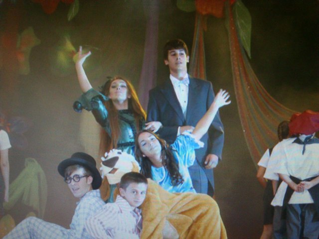 REPRETA EL PAPEL DE JOHN EN EL MUSICAL DE PETER PAN