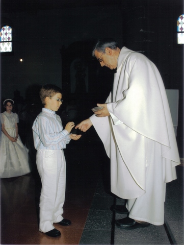 SU PRIMERA COMUNIÓN.