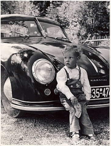 1909- Sigmund Freud publishes his detailed case study of Little Hans and the Oedipus Complex ‘Analysis of a phobia of a five-year-old boy’. [Core study 1]