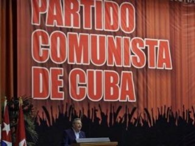 Carlos Baliño and Julio Antonio Mella crearon el primer partido comunista en Cuba.