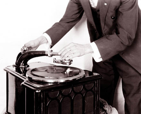 Thomas Edison STopped producing Cylinder Phonographs Because Disk Phonographs Were More Popular to the People