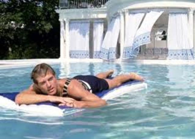 Wilson shoots Gatsby and Commits suicide