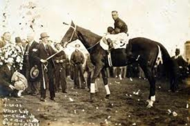 Phar Lap wins the Melbourne Cup
