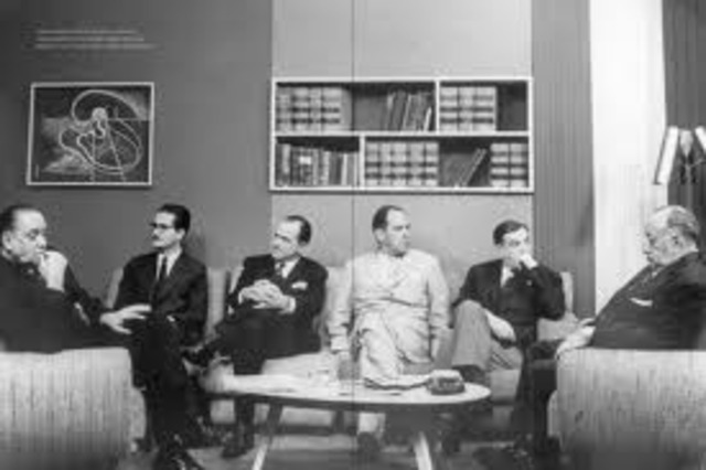 Asturias comienza una carrera diplomática.