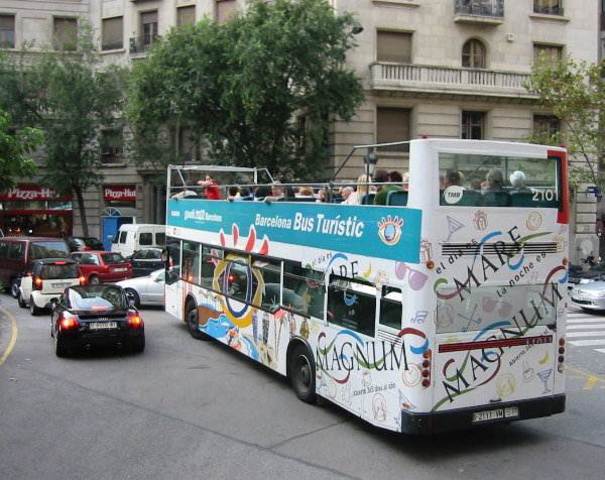 Bus Gaudí, per commemorar l'any de l'arquitecte
