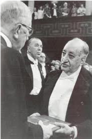 Se le otorga el Premio Nobel de Literatura