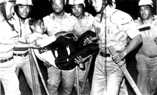 Marcos orders the seizure of "We Forum"