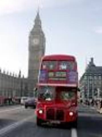 Viaja a Londres a estudiar economía política