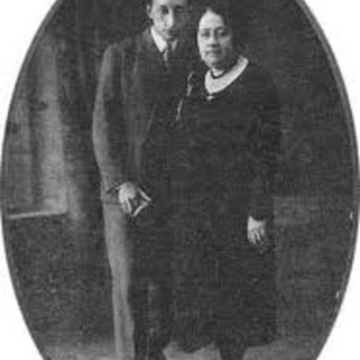 Timeline: 1939 se casa con Clemencia Amado