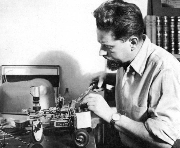 W.grey.walters makes a machine that moves untill batteries are low then seeks a energy sourece or power outlet and recharges itself