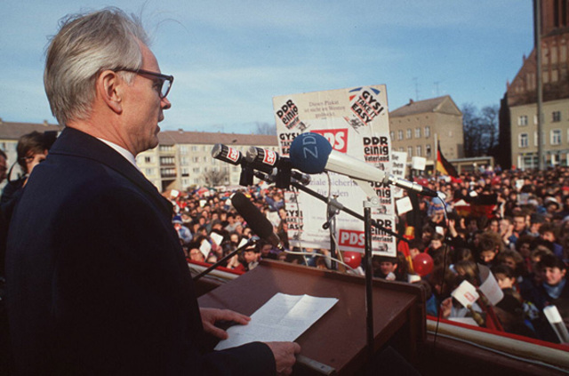 Hans Modrow devient Premier ministre