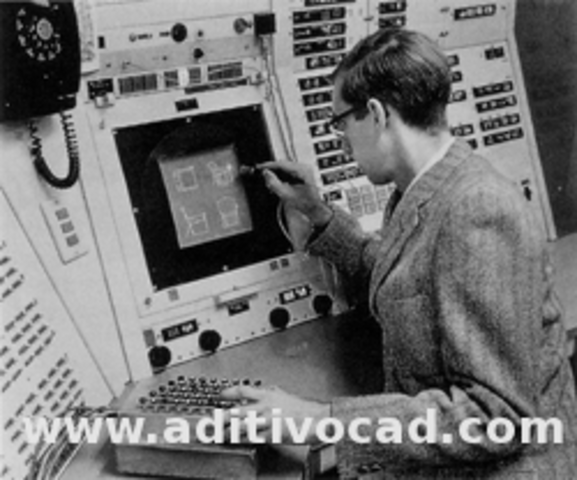 O primeiro CAD de que temos noticia, é o sketchpad, um sistema desenvolvido em 1963  por Ivan Edward Sutherland, sendo parte da tese de doutorado no ITM (Instituto Tecnológico de Massachusetts).