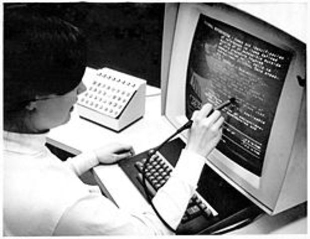 o IBM 2250 deu a possibilidade aos investigadores de aperfeiçoarem os seus trabalhos no écran, por intermédio do teclado e do lápis luminoso. Entre muitas outras aplicações, o 2250 elaborou mapas relativos à poluição atmosférica nas grandes cidades