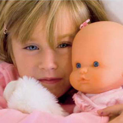 JUGAR A LAS MUÑECAS.