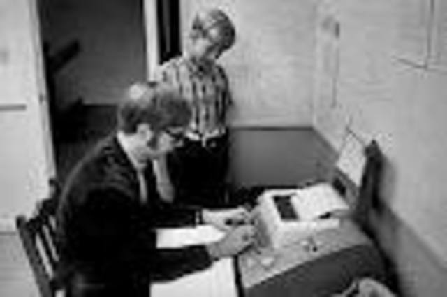 Em 1975 é escrito o primeiro interpretador da linguagem Basic, por Bill Gates e Paul Allen, que fundaram a Microsoft no mesmo ano