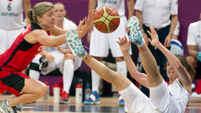 Women's basketball team holds off Great Britain