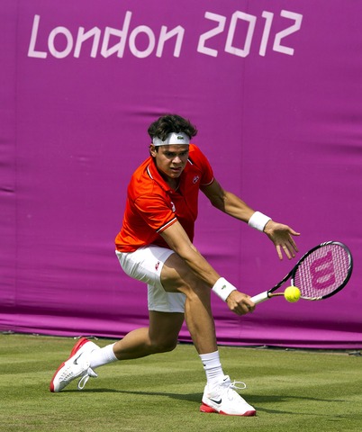 Milos Raonic, Aleksandra Wozniak win opening tennis matches