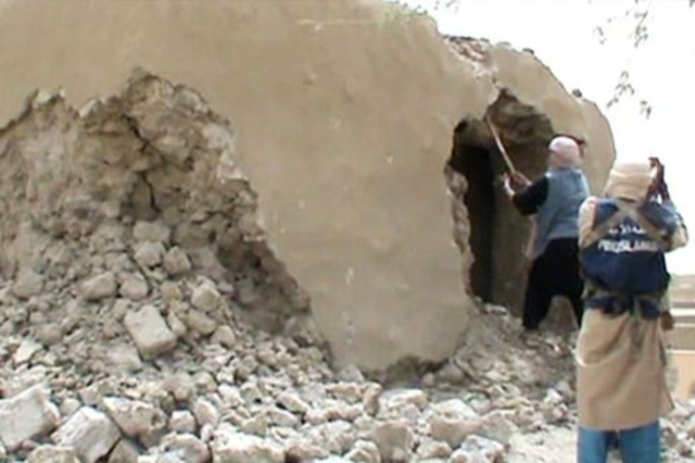 Ansar Dine détruits des mausolées à Tombouctou