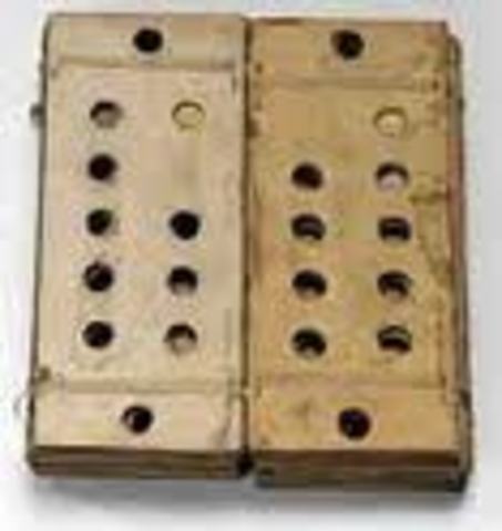 Joseph Marie Jacquard, utiliza un mecanismo de tarjetas perforadas para hacer un telar que solo recibe ordenes y las aplica.