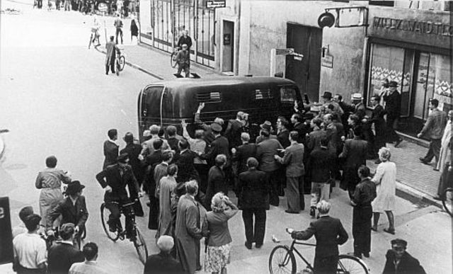 Værnemagten overtager den udøvende magt