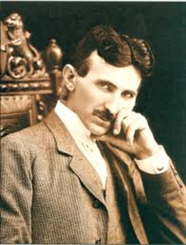 Nikola Tesla hizo su primera demostración en público de una transmisión de radio.