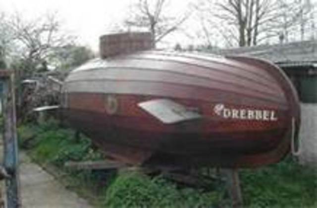Cornelis Drebbel invents first submersable