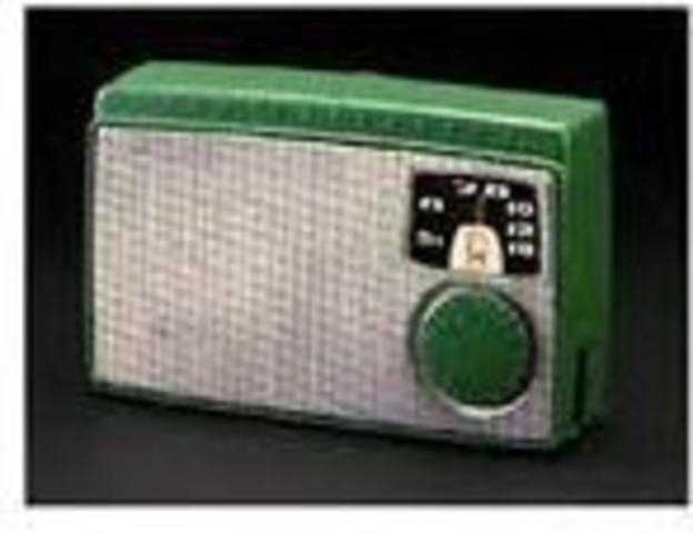 La firma Regency introduce el primer receptor transistorizado, lo suficientemente pequeño para ser llevado en un bolsillo y alimentado por una pequeña batería.