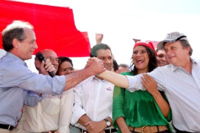 Participa das "Diretas Já"