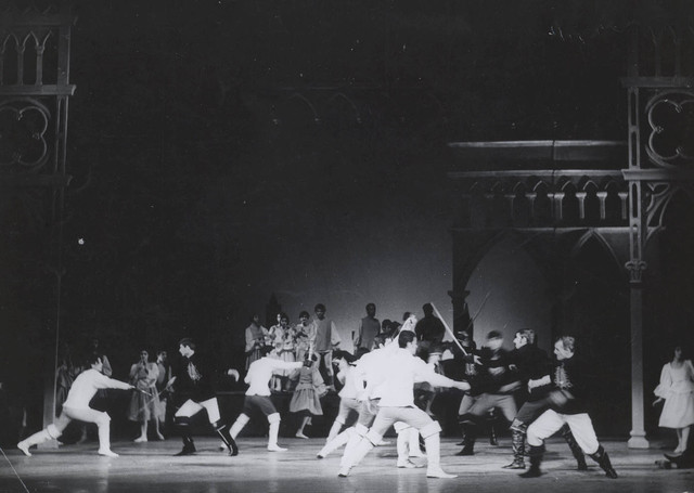 Romeo then plans to return to Verona to seethe dead body of Juliet