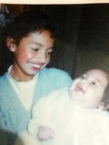 Mi hermana recibiendo su regalo de cumpleaños