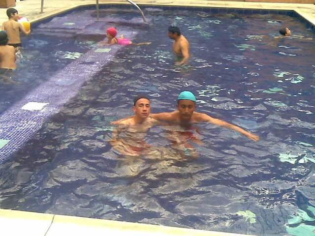 en halluelos nadando