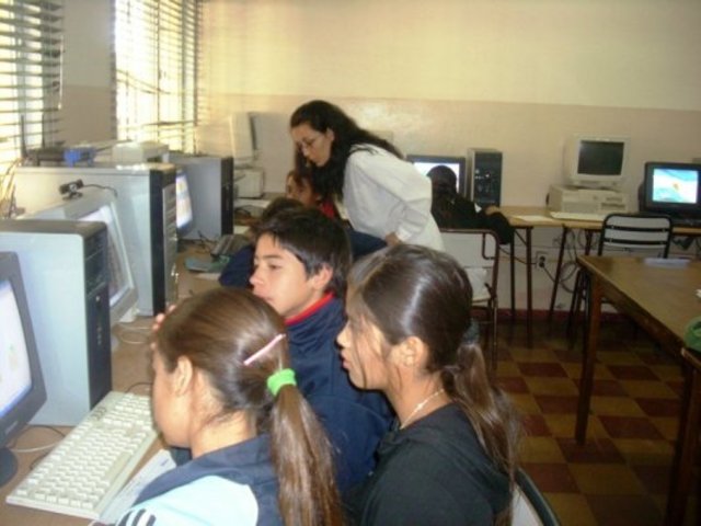 Sala de informática y playón deportivo