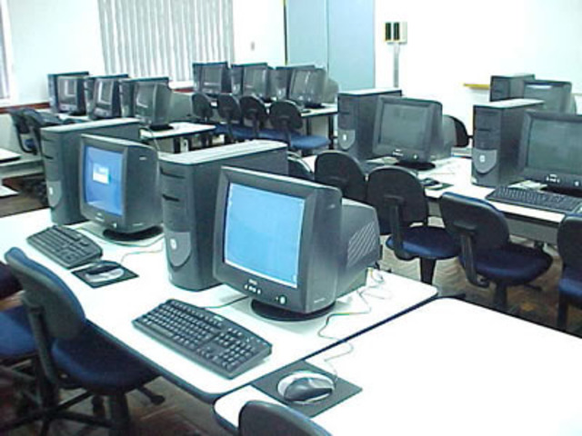 O PRONINFE foi substituído pelo Programa Nacional de Informática na Educação (PROINFO).