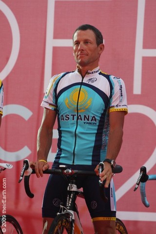 Armstrong finishes third in the Tour de France.