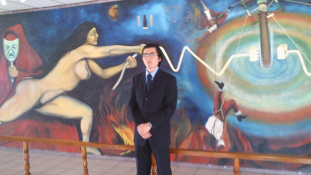 Héctor presenta su examen profesional