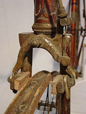 Le frein à mâchoire ou à mors (type de frein à patins)