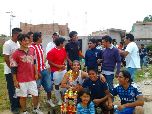 Gano mi primer trofeo de futbol