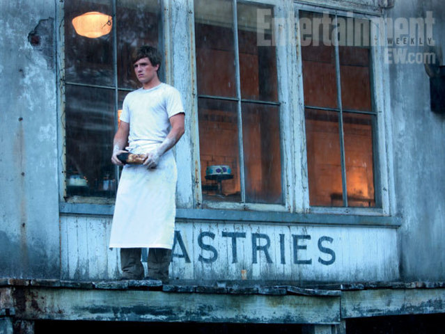 Peeta gives Katniss Bread