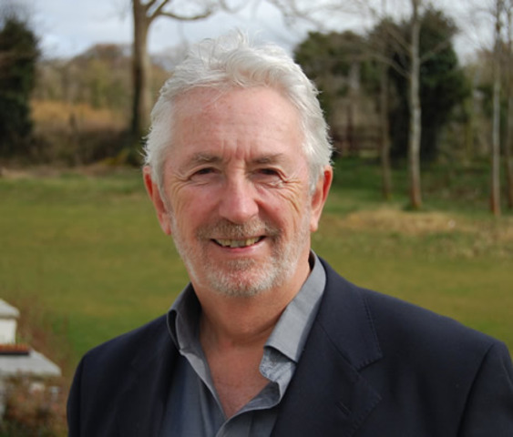 Peter cunningham funda la primer empresa de Investigacion de mercado para enforcar el software y comienza a comercializar software.