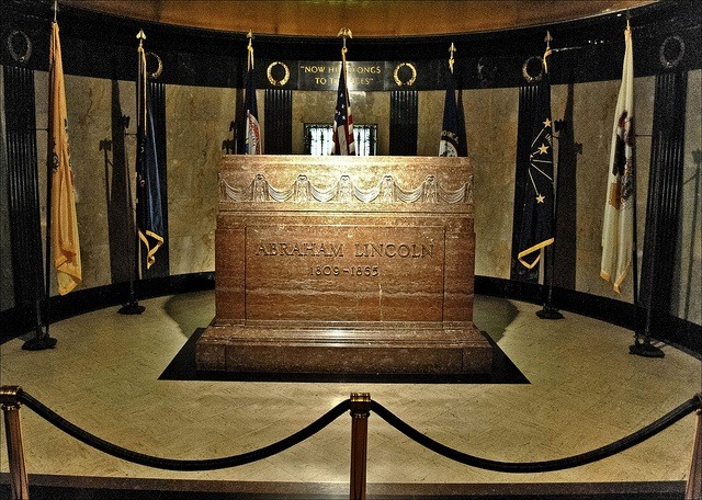 John Wilkes Boothe assassinates President LIncoln