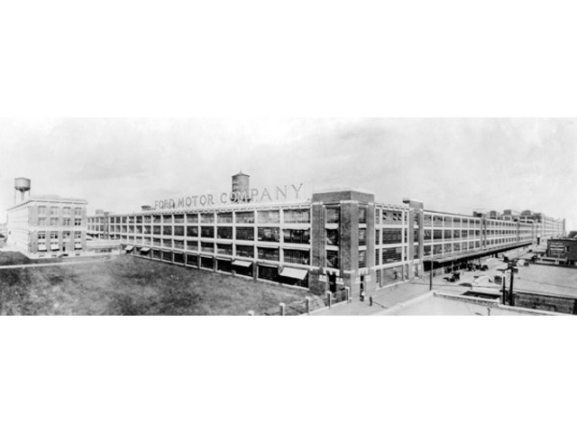 Henry Ford hires architect Albert Kahn to create autobile factory