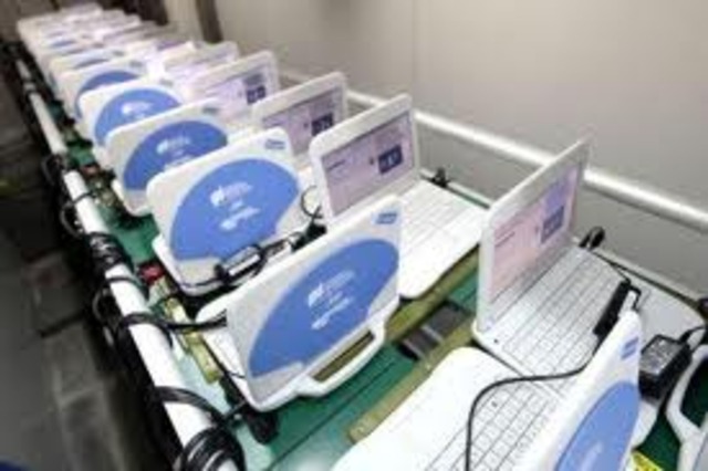 1992	1 millón de computadoras conectadas.