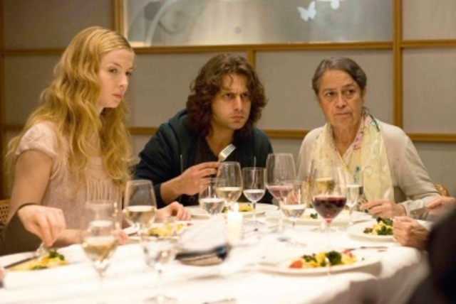 Zinos isst mit Nadine's Familie