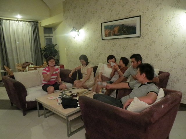 some of my colleages held a party for Mrs. Li who will retire from school soon.