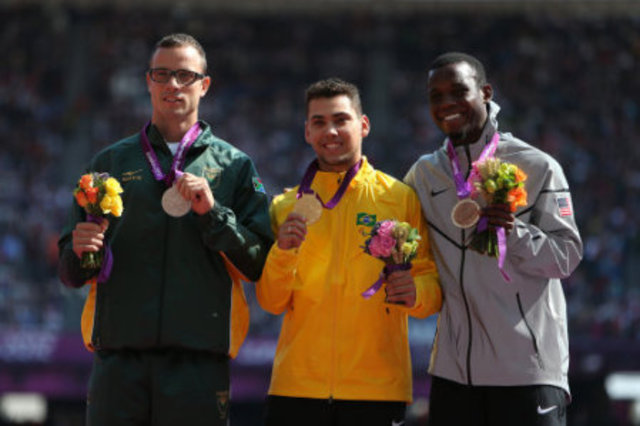 Oscar wins gold in 200m