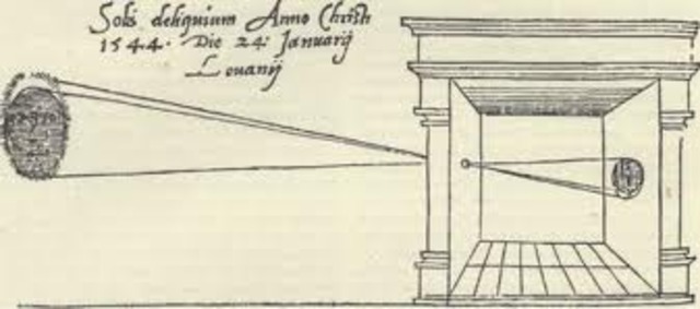 Joseph Nicephore Niepce created the first photografic camera.