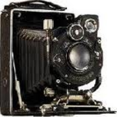 Joseph Nicephore Niepce created the first photografic camera.